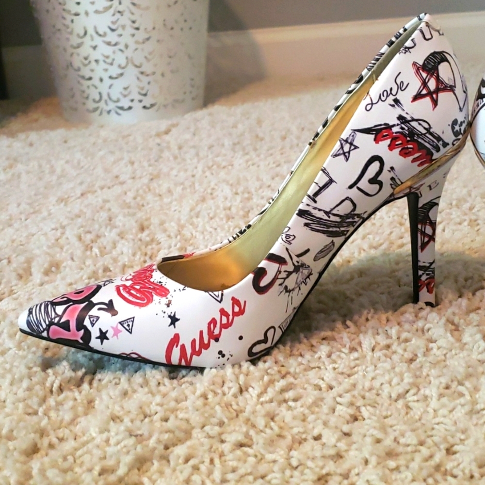 NWOT Graffiti Guess Pumps